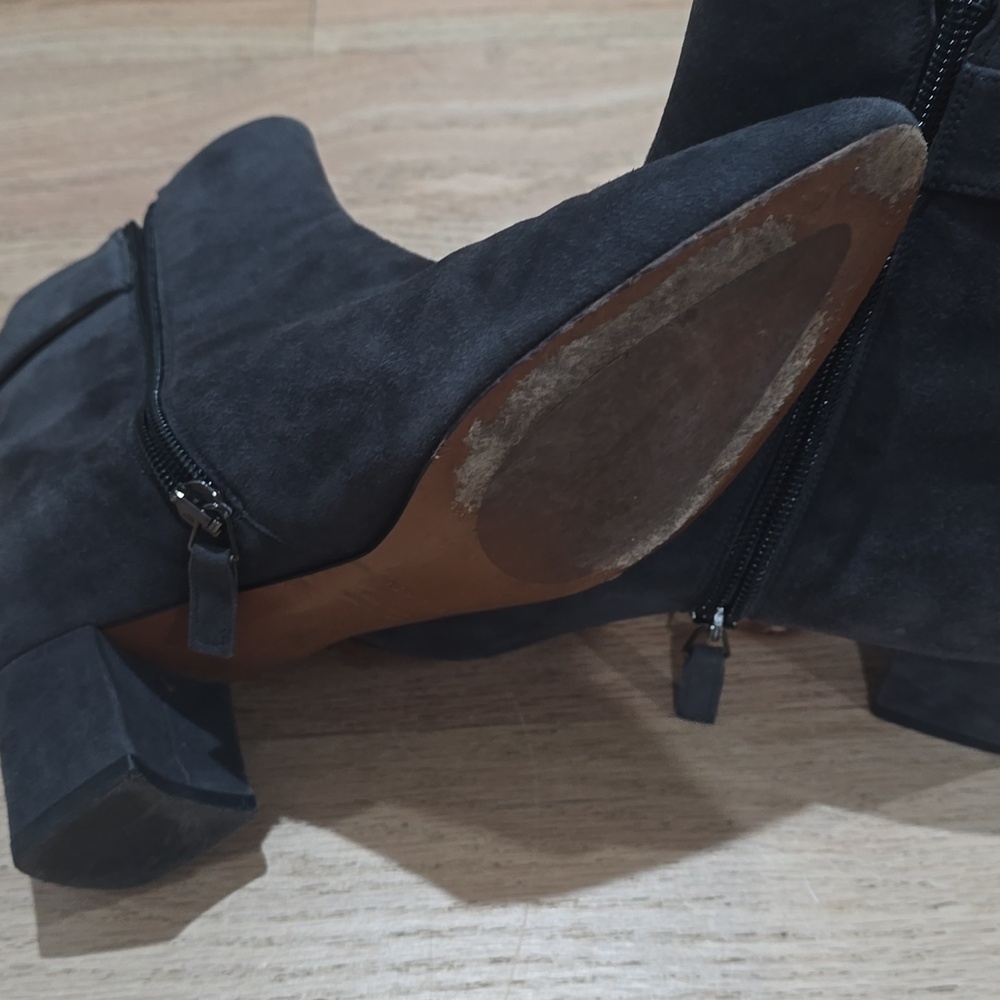 Aquatalia Women’s Gray Suede Ankle Bootie Size 8 Zip Buckle Pointed Toe - Picture 4 of 4